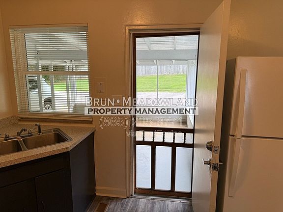 4th image of 3813 Woodlake Dr NE