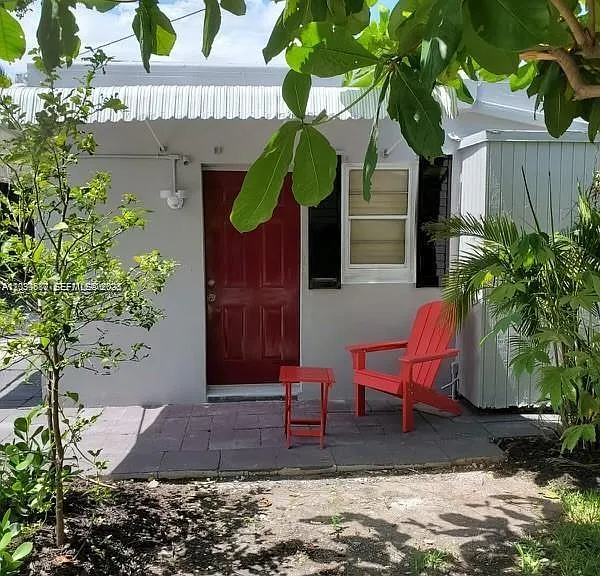 243 SW 14th St — Photo 1