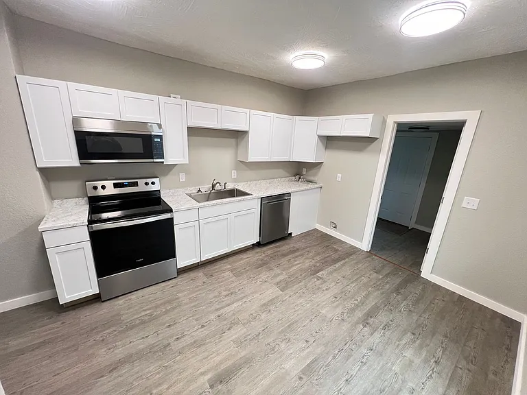 428 W Locust St — Photo 1