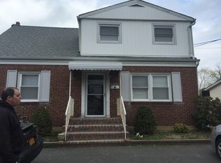21 5th Ave, Westbury, NY 11590