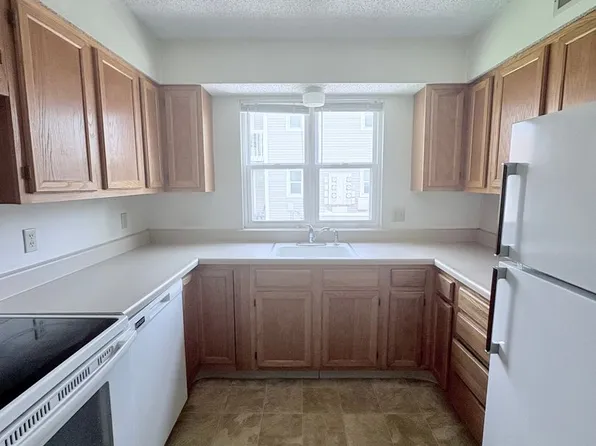 Coventry 1710, 1710 E 24th Ave APT 5, Hutchinson, KS 67502