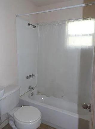 5th image of 913 York Ave