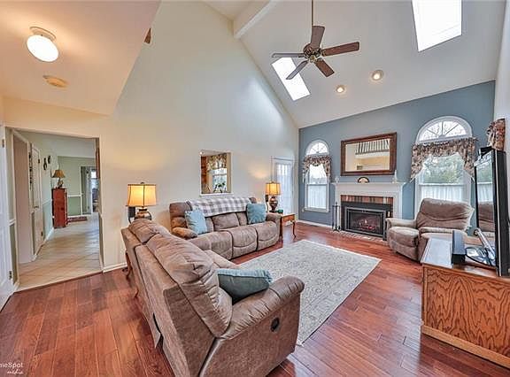 3rd image of 3160 Alton Dr