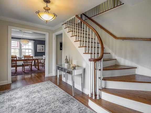 2nd image of 378 Thornden St