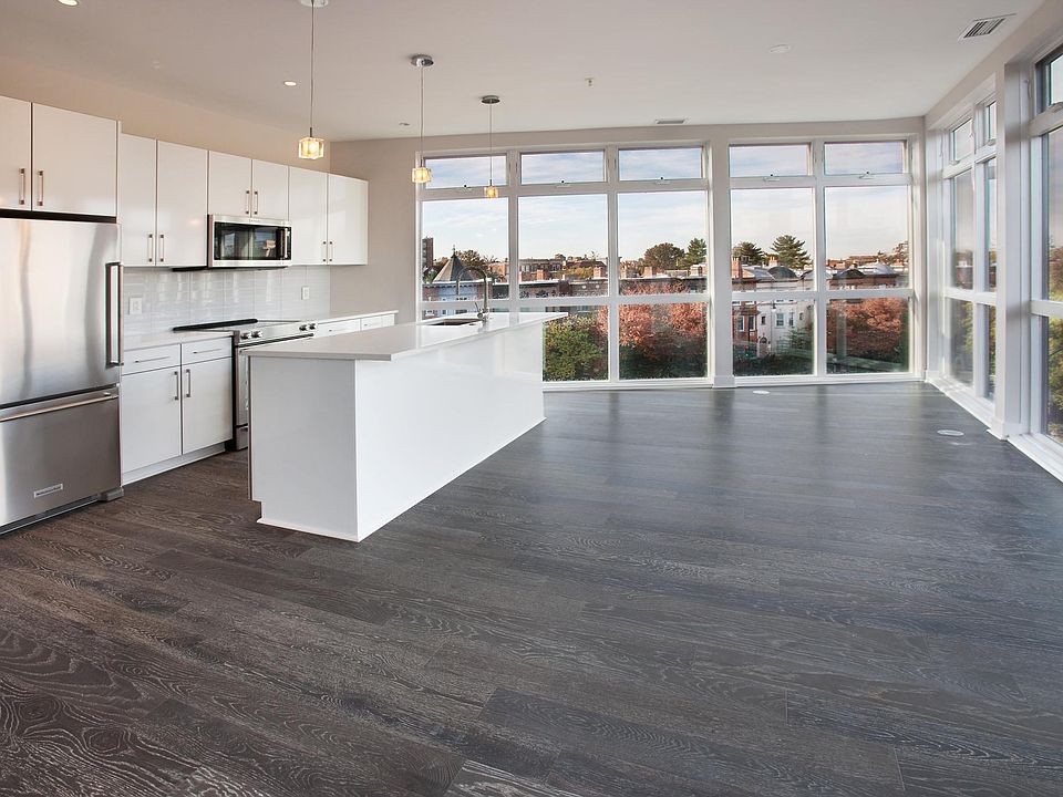 2 Bedroom 2 Bathroom, top floor, corner unit