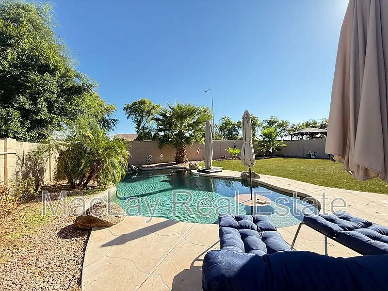5 bed, 3.0 bath, 2812 sqft, $3,950 — Photo 2