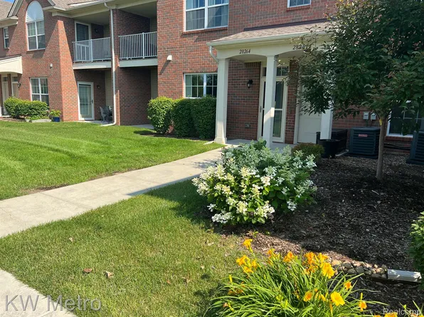 28264 S Pointe Ln, Chesterfield, MI 48051