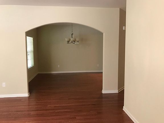4th image of 630 Summerville Way