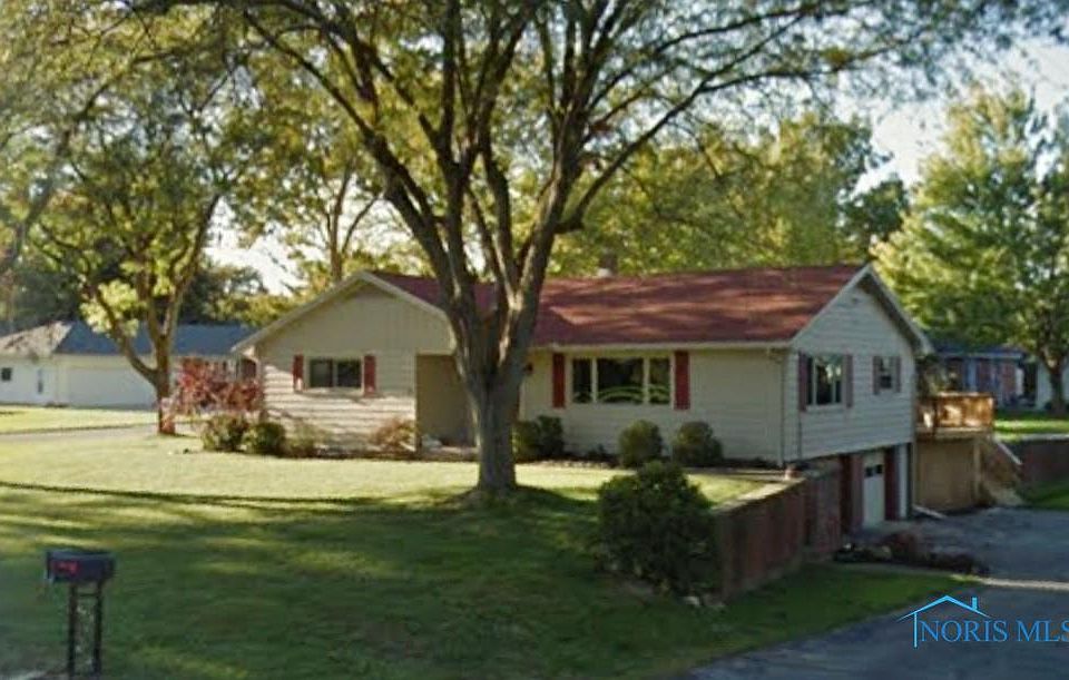 1st image of 383 Parklane Dr