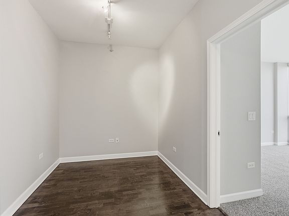 4th image of 1901 S Calumet Ave #37