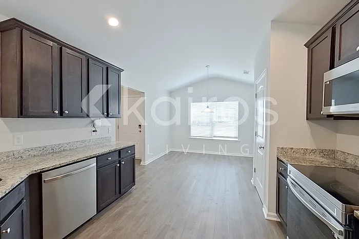 102 Lord Effingham Way — Photo 8