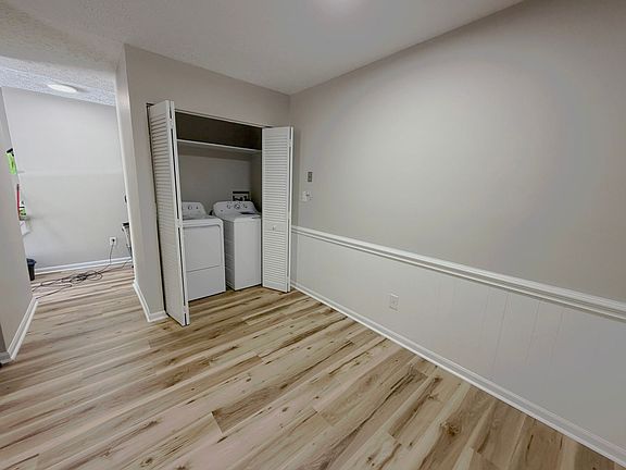 5th image of 249 Iris Ln