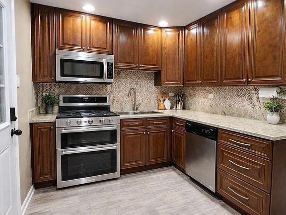 5th image of 612 E Palatine Rd