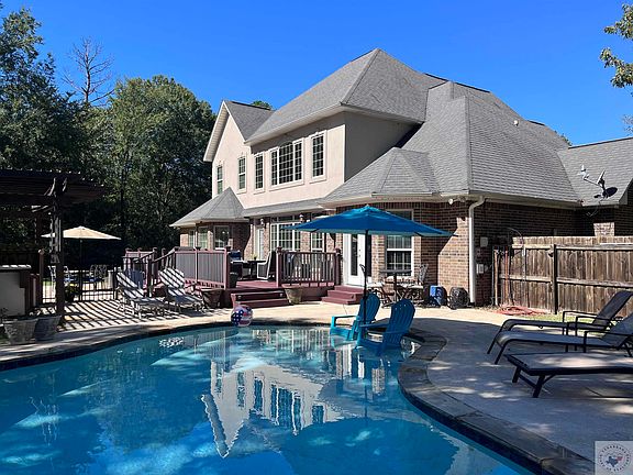 2nd image of 6800 Oakleaf Ln