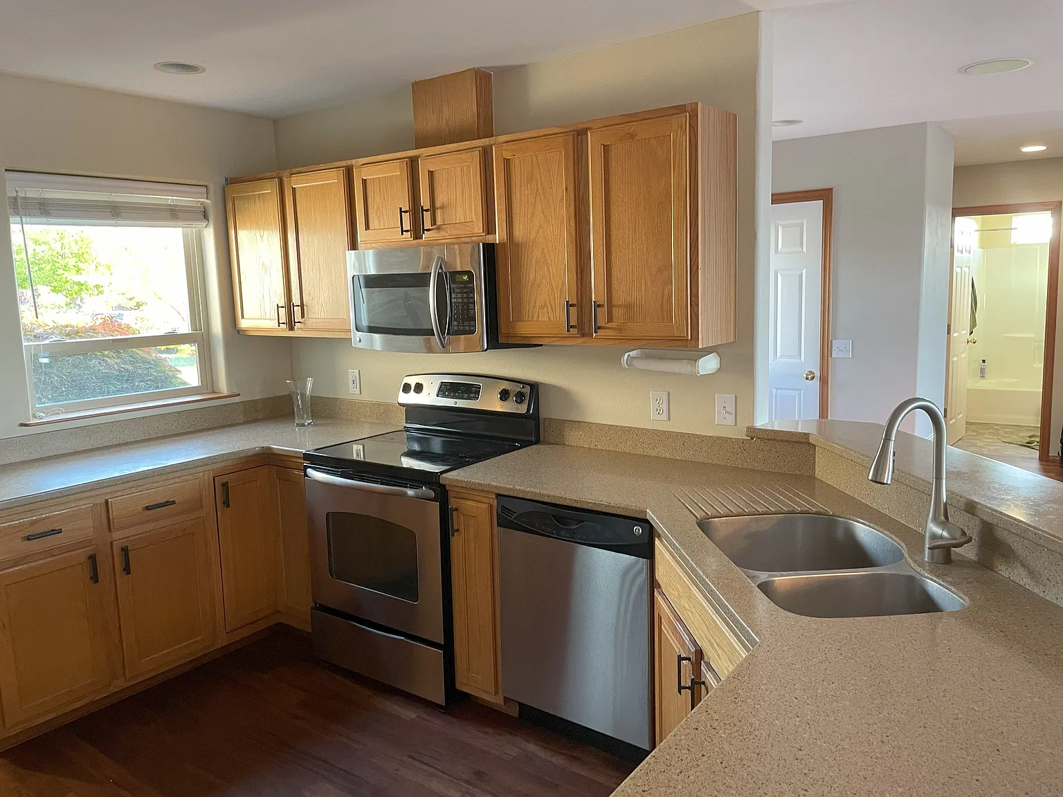 3 bed, 1572 sqft, $2,700 — Photo 3