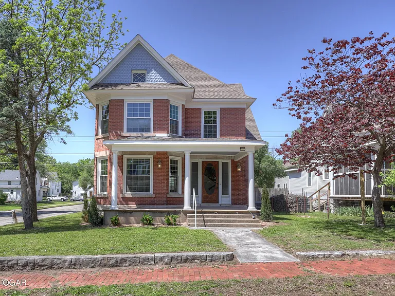 402 N Wall Ave — Photo 1