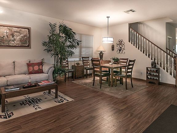 Front Livingroom/diningroom