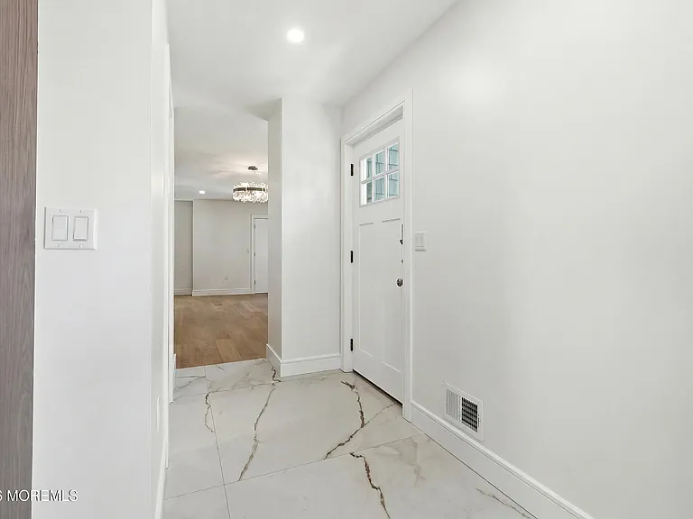 19 Roslyn Dr — Photo 9