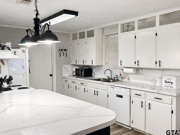 5th image of 361 Noble St