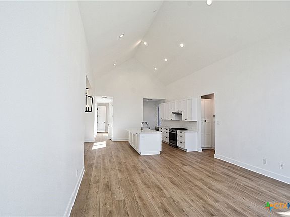 4th image of 410 Alexander Ave