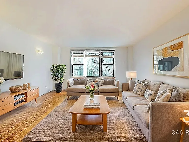 225 E 26th St #2B — Photo 1