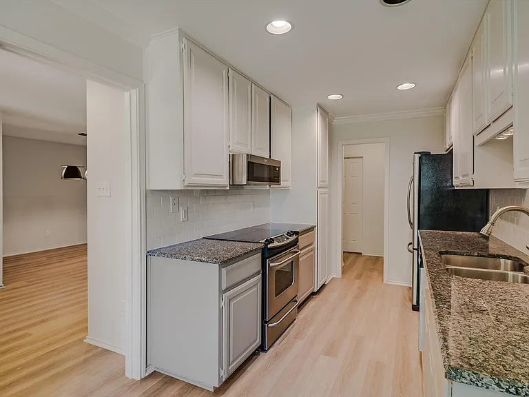 7911 Cavalry Ct — Photo 13