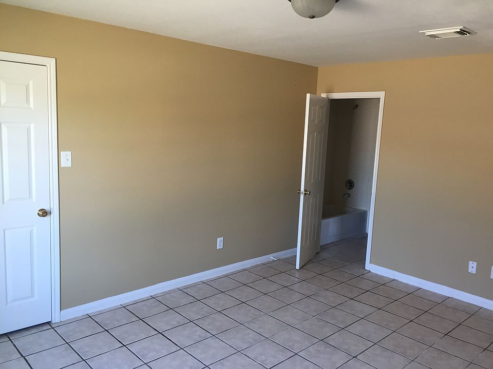MASTER W/WALK-IN CLOSET & ENTRY TO BATHROOM