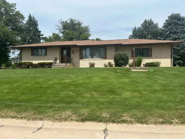 532 Charles Rd, Hebron, NE 68370