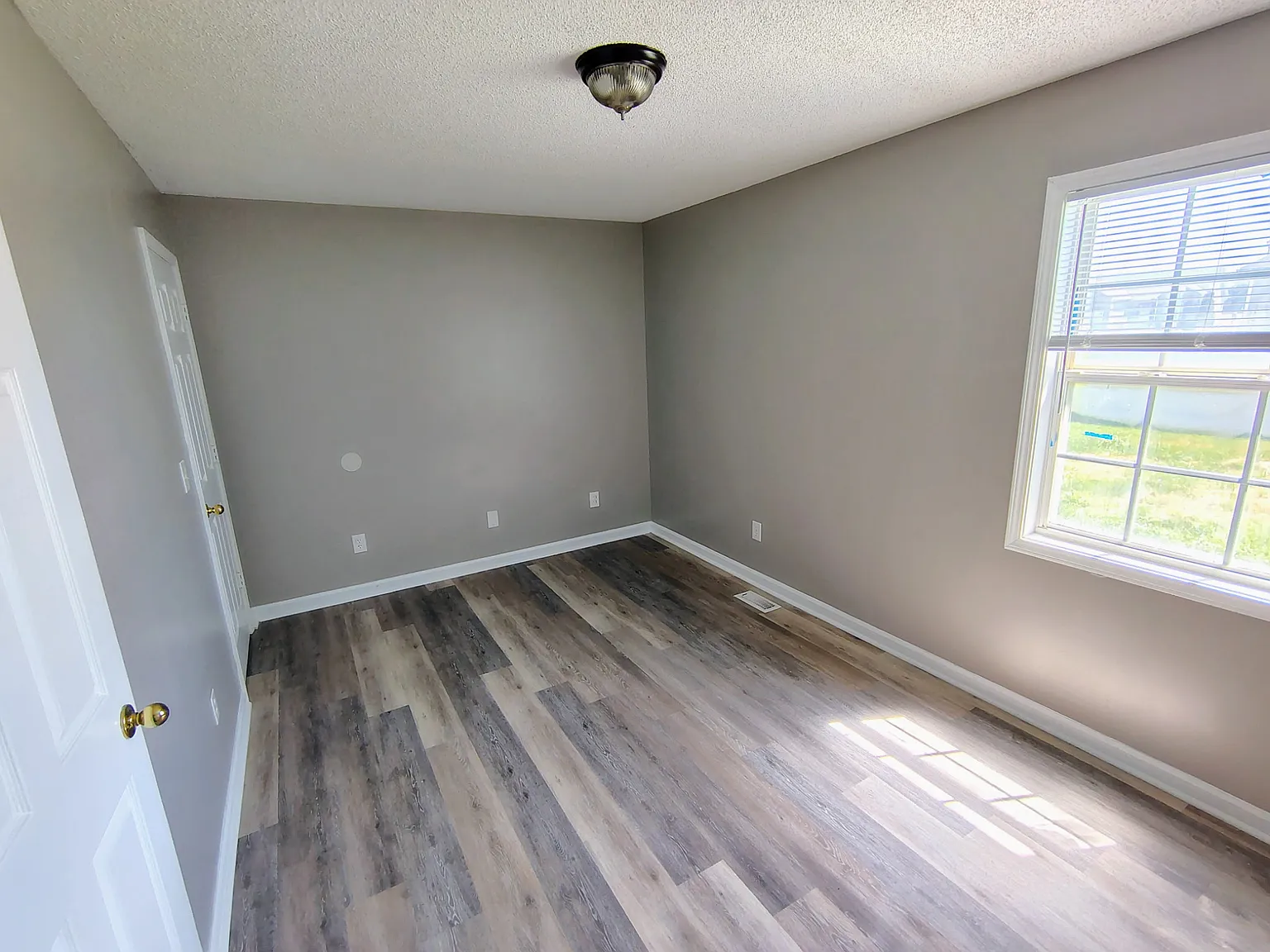 3 bed, 1.5 bath, 1050 sqft, $1,295 — Photo 3