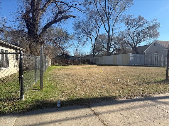 2nd image of 3926 Sidney St