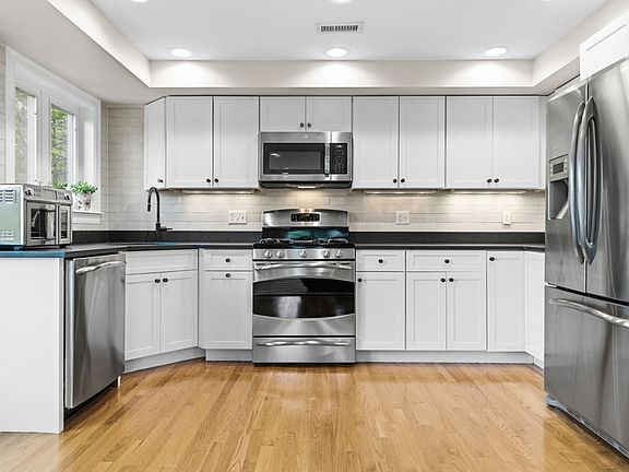 4th image of 829 Lagrange St Unit 3