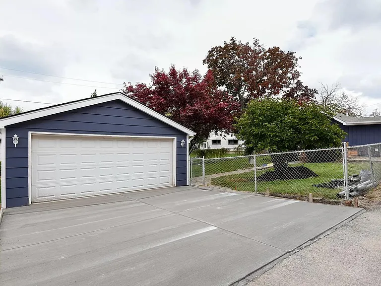 536 Ledochowski St — Photo 13