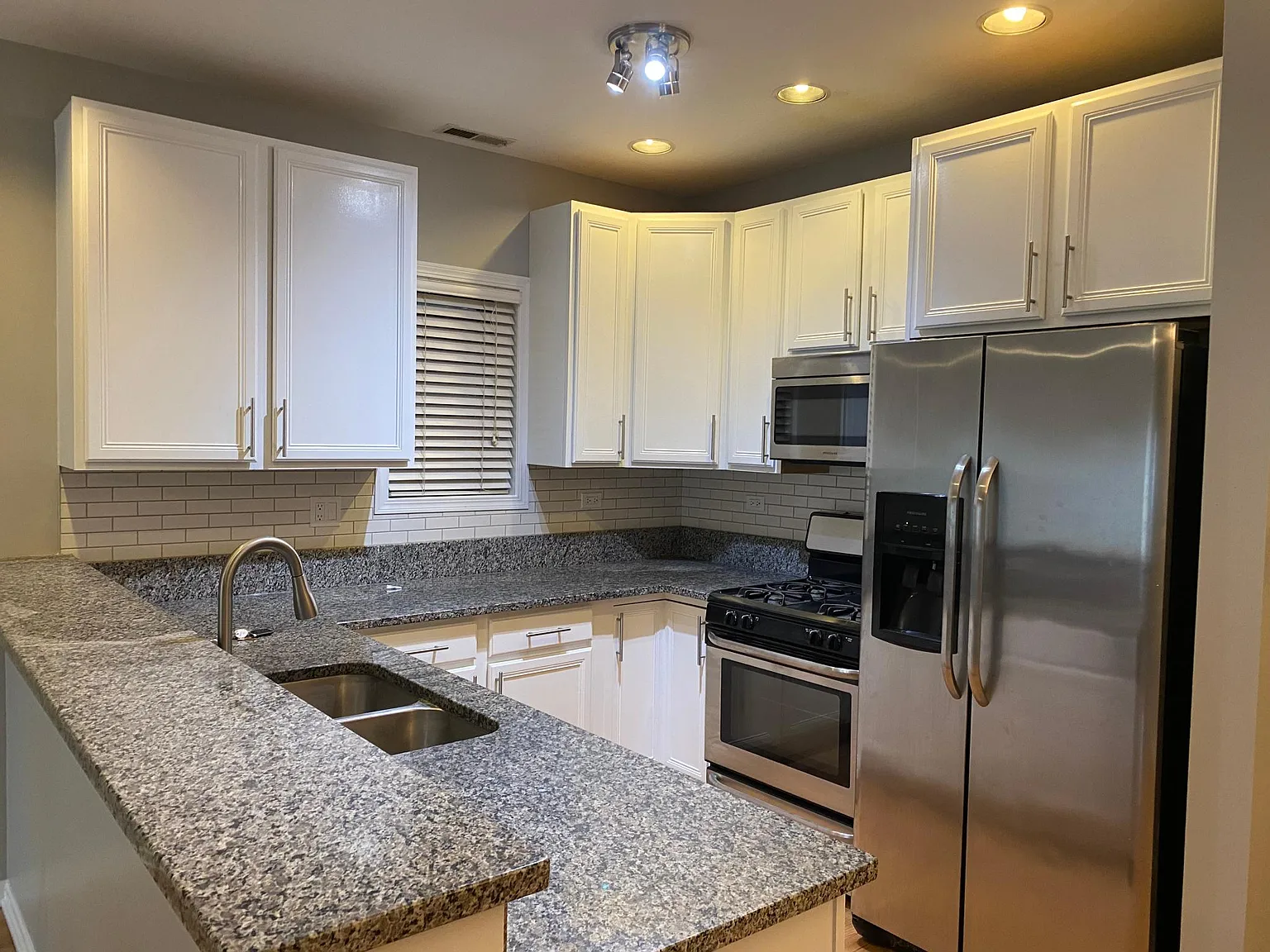 2 bed, 1200 sqft, $2,375 — Photo 2