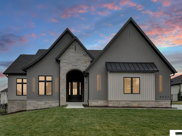 8827 Bunker Ct, Lincoln, NE 68526