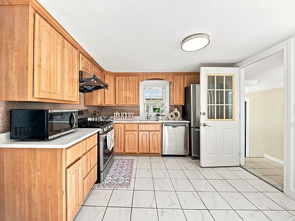 3rd image of 147 Elmlawn Rd