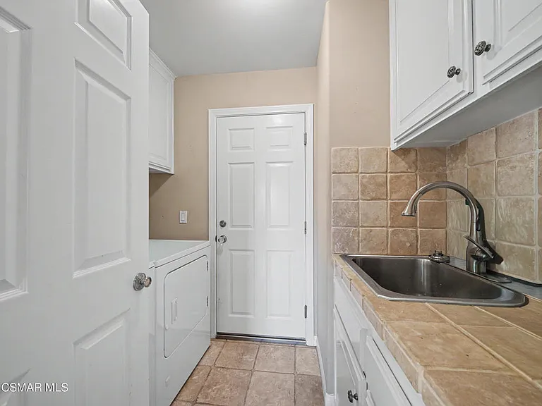 520 Ravensbury St — Photo 21