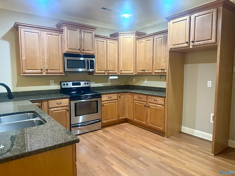 210 Treetop Dr NE — Photo 2
