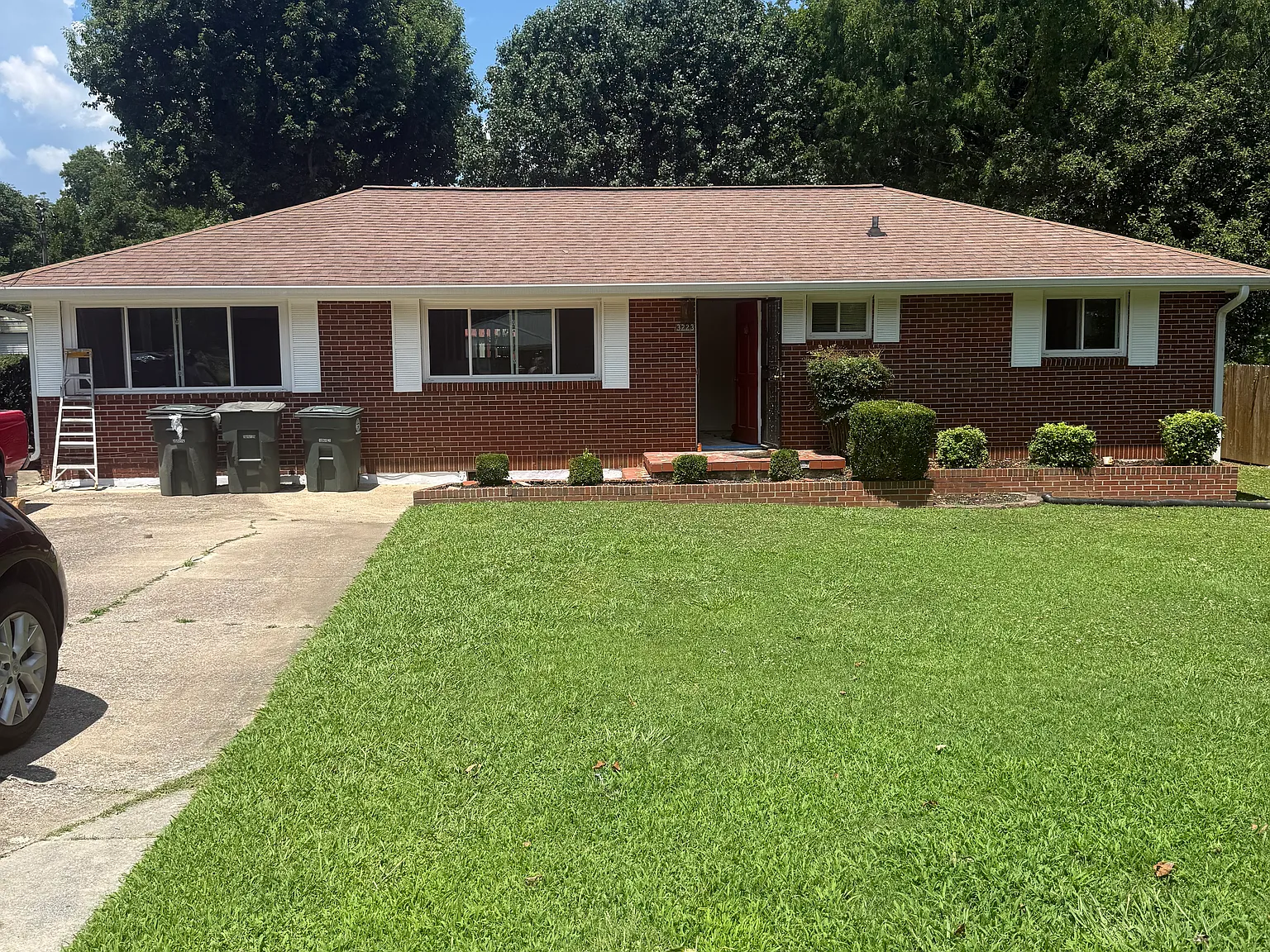 3 bed, 1.5 bath, 1350 sqft, $2,000 — Photo 1