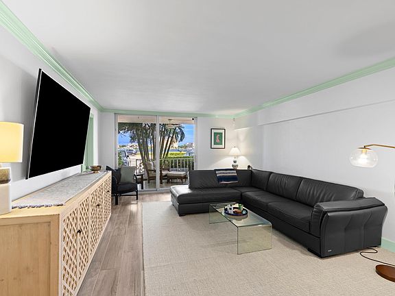 4th image of 917 N Flagler Dr APT 108
