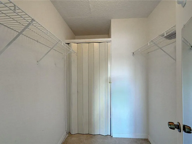 2020 NE 56th St #204 — Photo 15