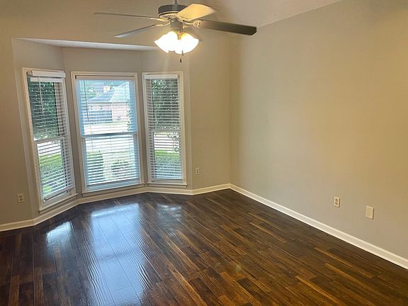 4th image of 447 Shelley Renee Ln