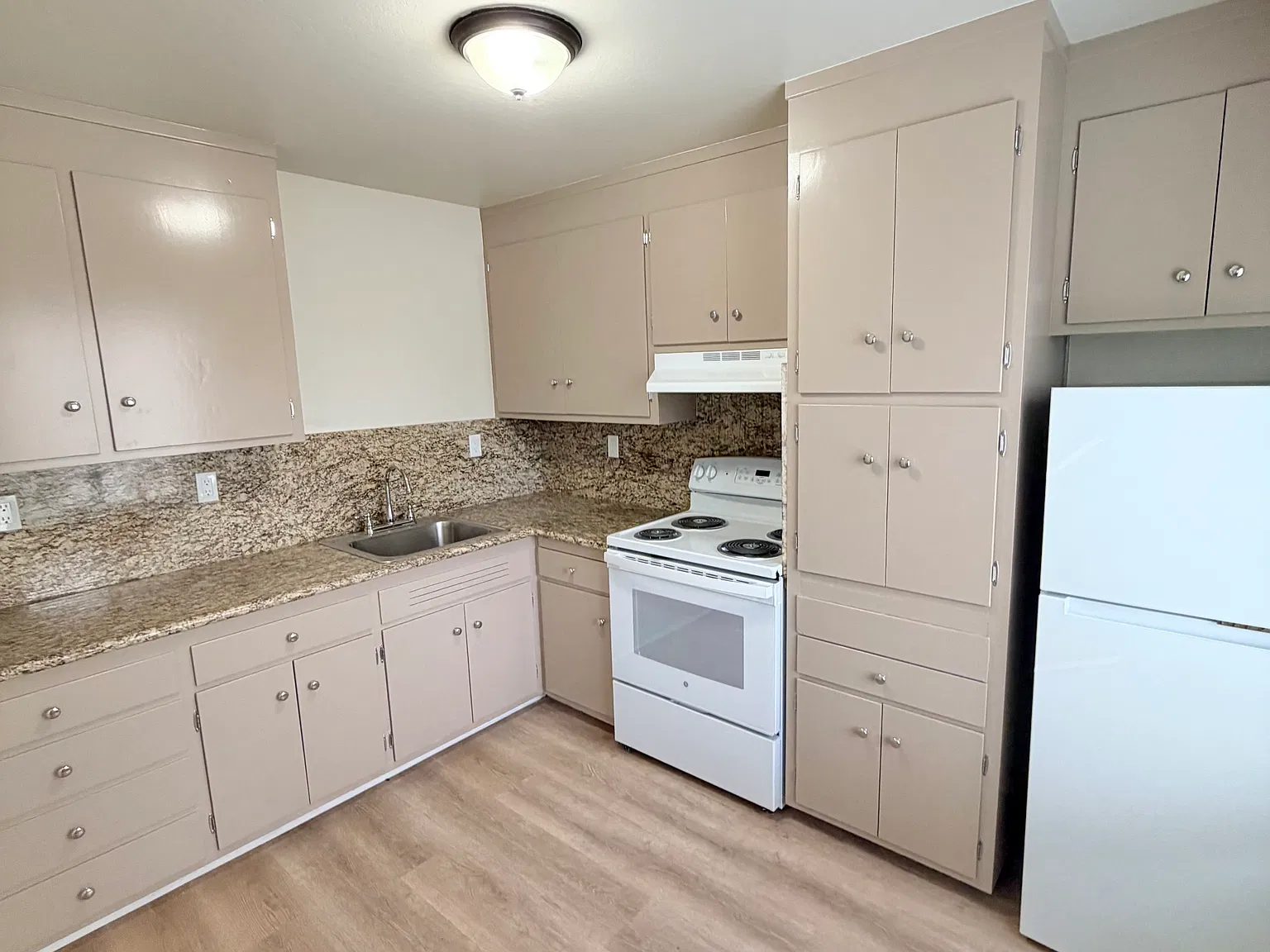 2 bed, 1100 sqft, $5,600 — Photo 2