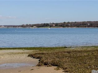 7 Anchor Ct, Oyster Bay, NY 11771