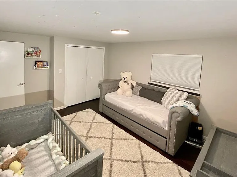 4077 Lincoln Dr — Photo 16