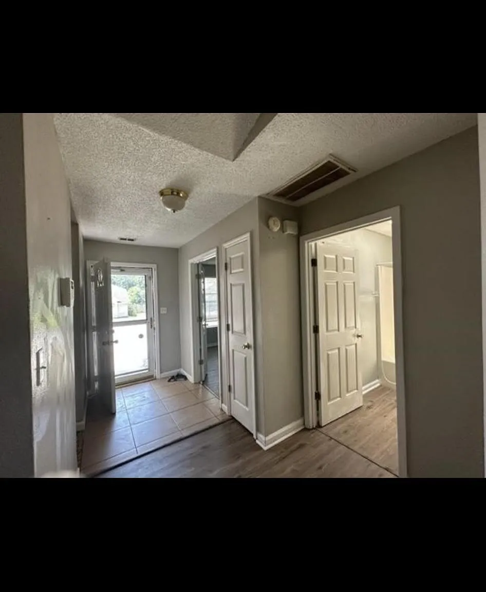 3 bed, 1221 sqft, $1,562 — Photo 4