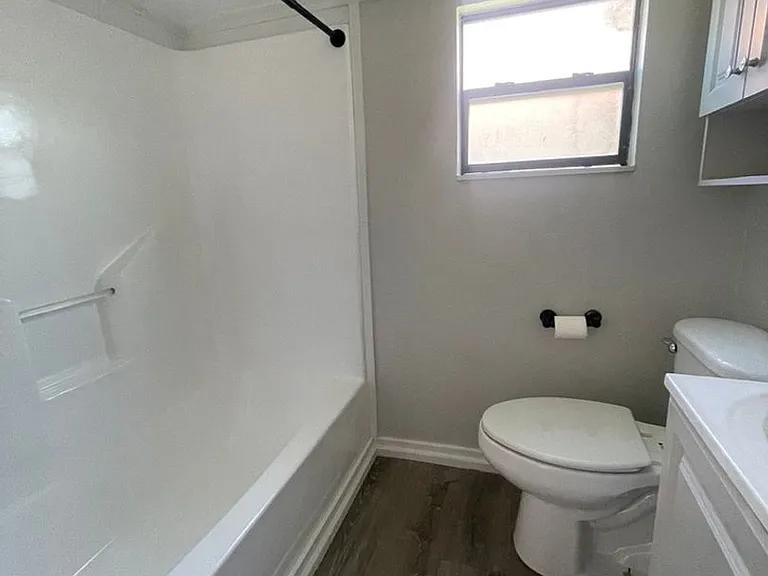 604 E Broadway St — Photo 8