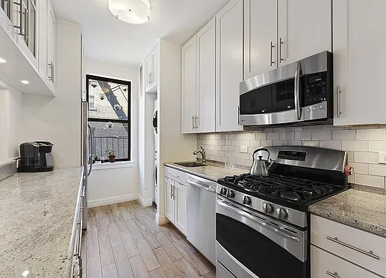 Sold by Warburg | media 9