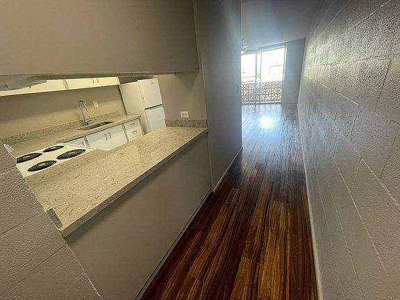 4th image of 1735 Young St APT I