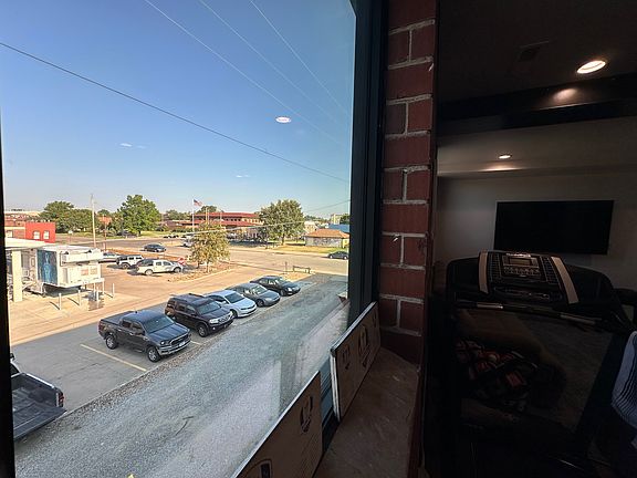 4th image of 117 N Broadway St #6