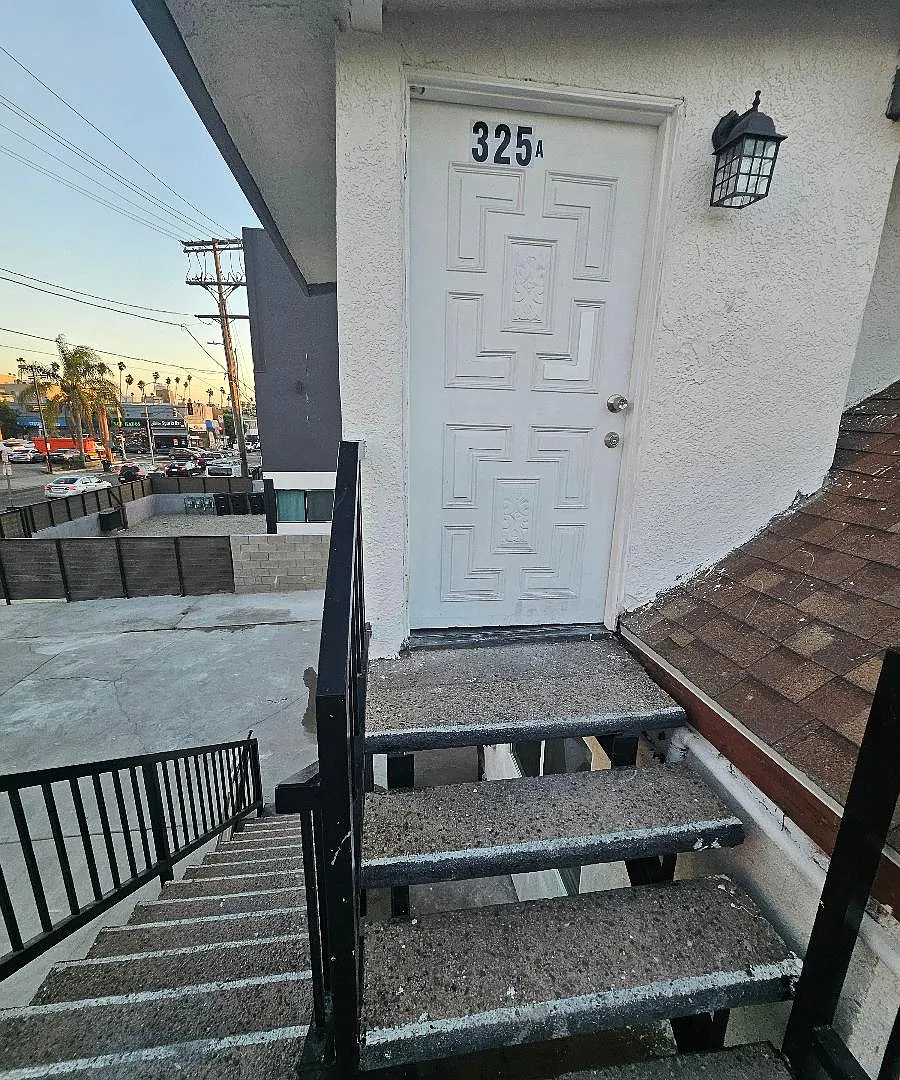 325 N Normandie Ave — Photo 3